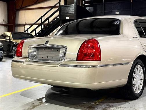 2011 Lincoln Town Car Signature