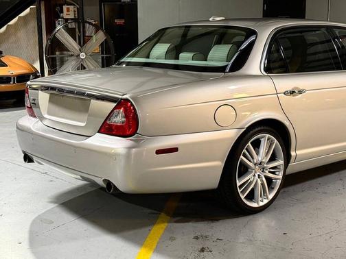 Astral Gold 2009 Jaguar XJ Super V8