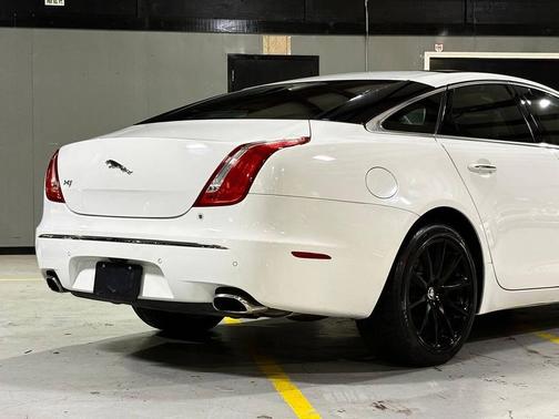 Polaris White 2012 Jaguar XJ Base