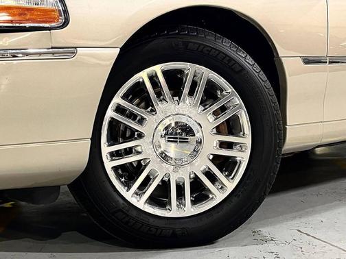 2011 Lincoln Town Car Signature