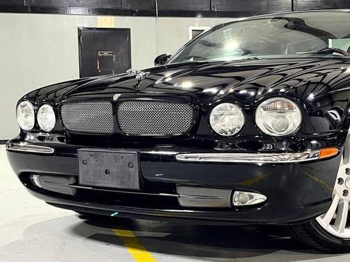 2004 Jaguar XJ Base