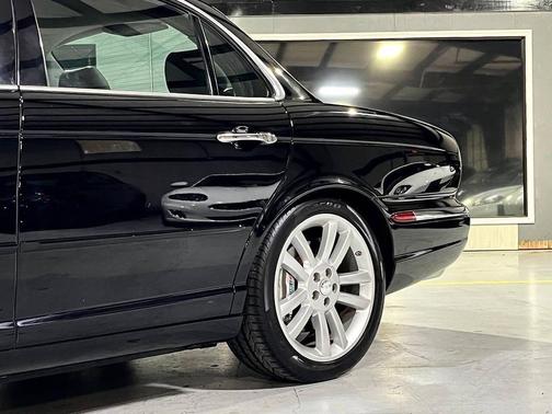 2004 Jaguar XJ Base