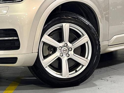 2016 Volvo XC90 Hybrid T8 Momentum