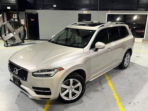 2016 Volvo XC90 Hybrid T8 Momentum