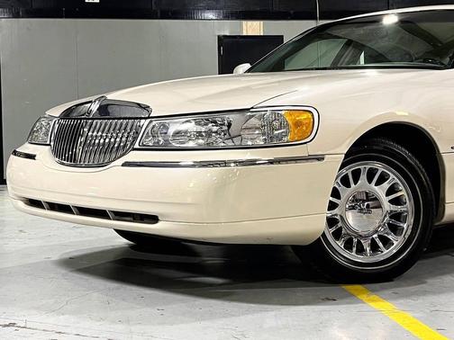 2002 Lincoln Town Car Cartier 4dr Sedan