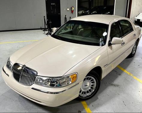 2002 Lincoln Town Car Cartier 4dr Sedan