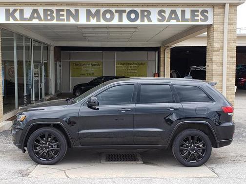 Diamond Black Crystal Pearlcoat 2021 Jeep Grand Cherokee Laredo