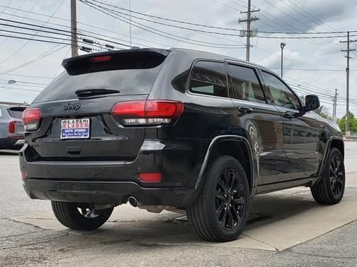 Diamond Black Crystal Pearlcoat 2021 Jeep Grand Cherokee Laredo
