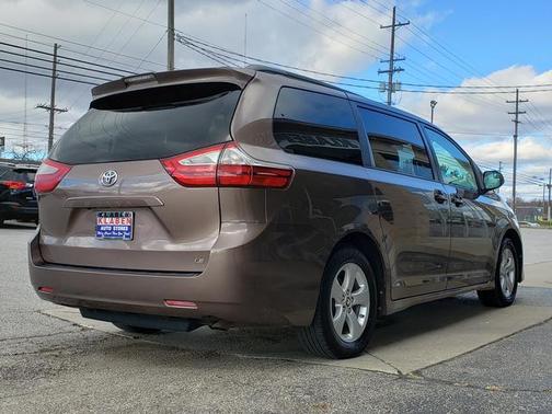 2018 Toyota Sienna LE