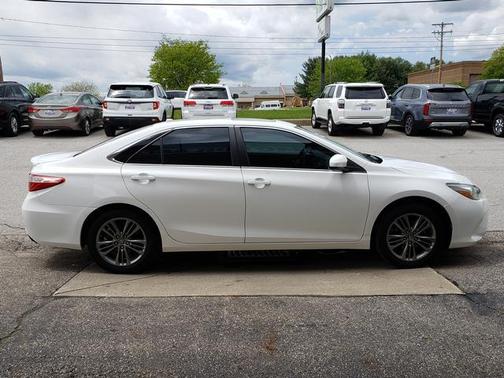 Super White 2017 Toyota Camry SE