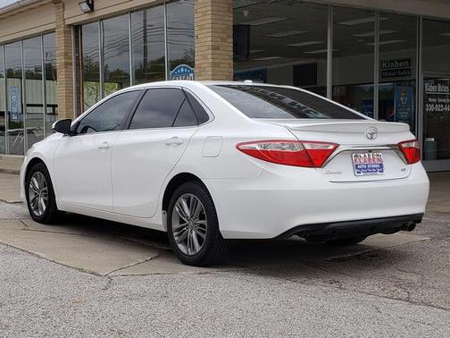 Super White 2017 Toyota Camry SE