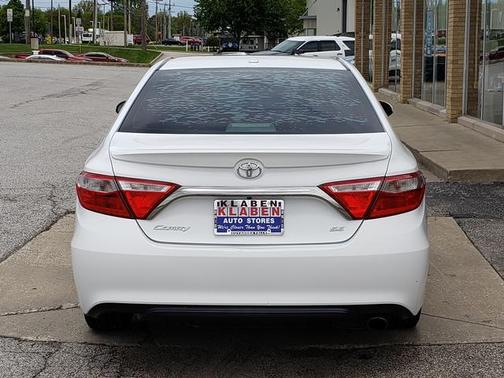 Super White 2017 Toyota Camry SE