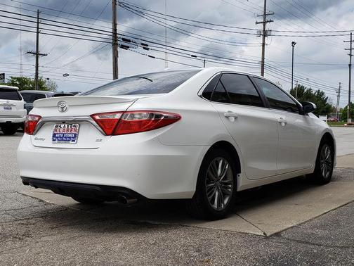 Super White 2017 Toyota Camry SE