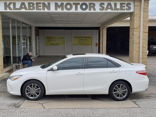 Super White 2017 Toyota Camry SE
