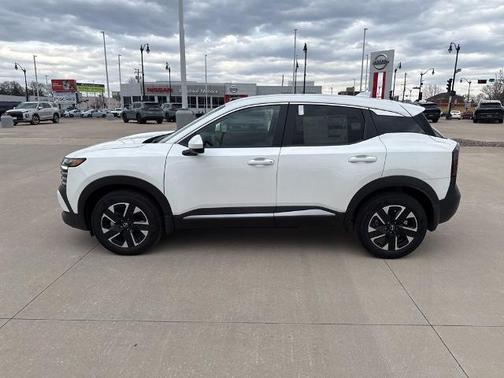 Aspen White Tri 2025 Nissan Kicks SV
