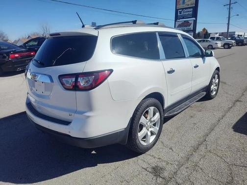Iridescent Pearl Tricoat 2017 Chevrolet Traverse 1LT