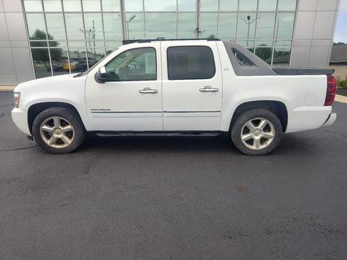 WHITE 2010 Chevrolet Avalanche 1500 LTZ