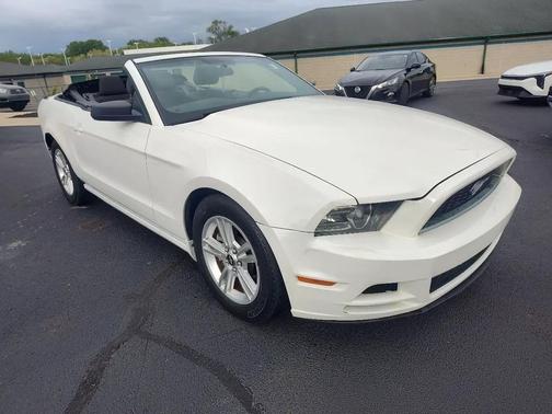 Performance White 2013 Ford Mustang V6