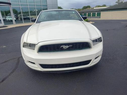Performance White 2013 Ford Mustang V6