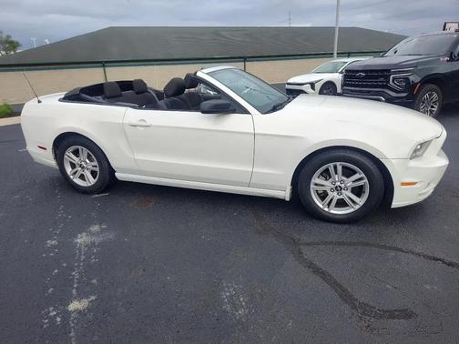 Performance White 2013 Ford Mustang V6