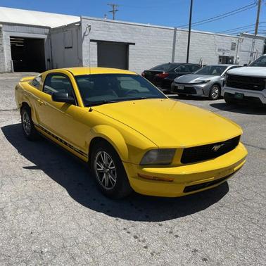 Screaming Yellow Clearcoat 2005 Ford Mustang Deluxe