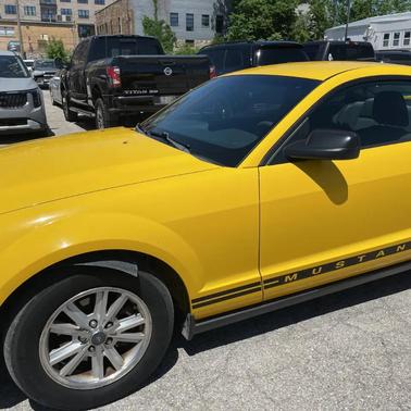 Screaming Yellow Clearcoat 2005 Ford Mustang Deluxe