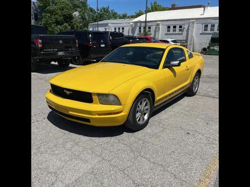 Screaming Yellow Clearcoat 2005 Ford Mustang Deluxe