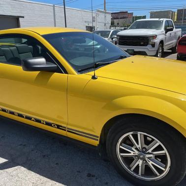 Screaming Yellow Clearcoat 2005 Ford Mustang Deluxe