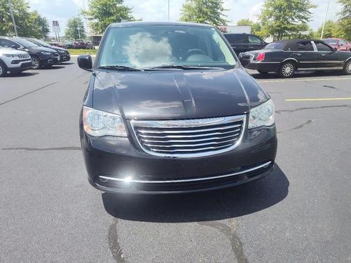 Brilliant Black Crystal Pearlcoat 2016 Chrysler Town & Country Touring