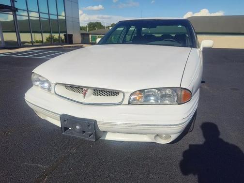 Arctic White 1999 Pontiac Bonneville SE