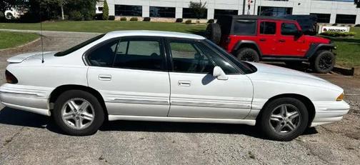 Arctic White 1999 Pontiac Bonneville SE
