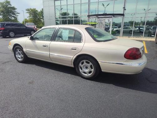 GOLD 1999 Lincoln Continental 4dr Sdn