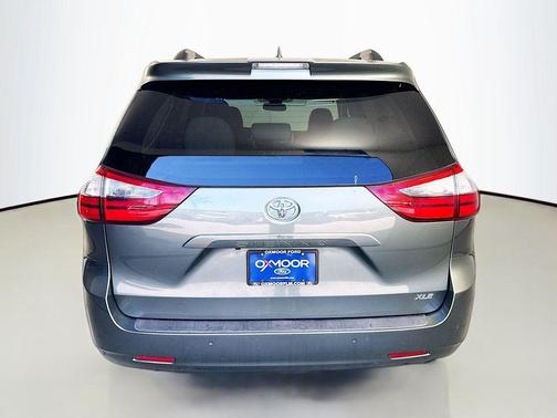 Alumina Jade Metallic 2020 Toyota Sienna XLE