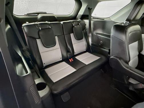 Iconic Silver Metallic 2023 Ford Explorer XLT