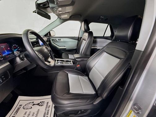 Iconic Silver Metallic 2023 Ford Explorer XLT