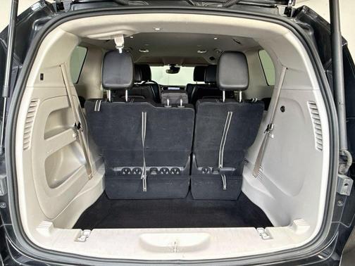 Brilliant Black Crystal Pearlcoat 2024 Chrysler Pacifica Touring-L