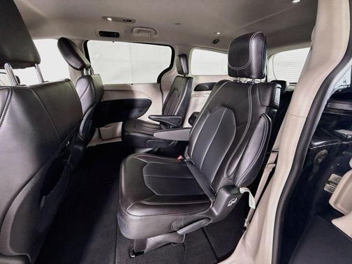 Brilliant Black Crystal Pearlcoat 2024 Chrysler Pacifica Touring-L