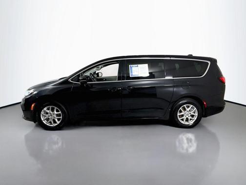 Brilliant Black Crystal Pearlcoat 2024 Chrysler Pacifica Touring-L