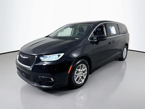 Brilliant Black Crystal Pearlcoat 2024 Chrysler Pacifica Touring-L