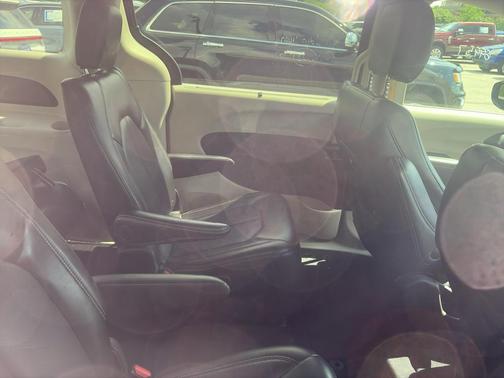 Brilliant Black Crystal Pearlcoat 2024 Chrysler Pacifica Touring-L