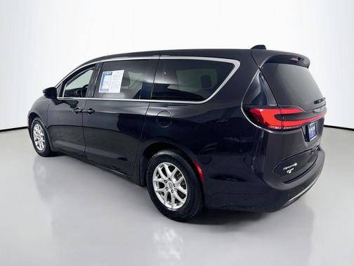 Brilliant Black Crystal Pearlcoat 2024 Chrysler Pacifica Touring-L