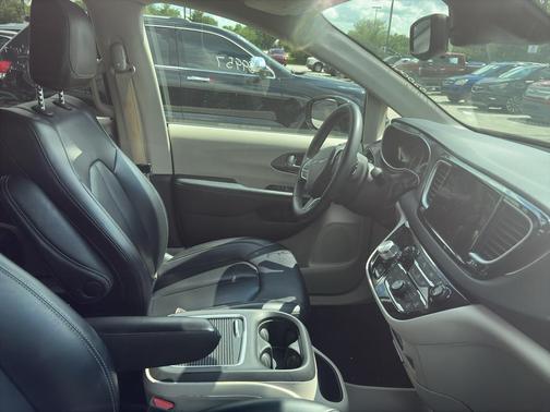Brilliant Black Crystal Pearlcoat 2024 Chrysler Pacifica Touring-L