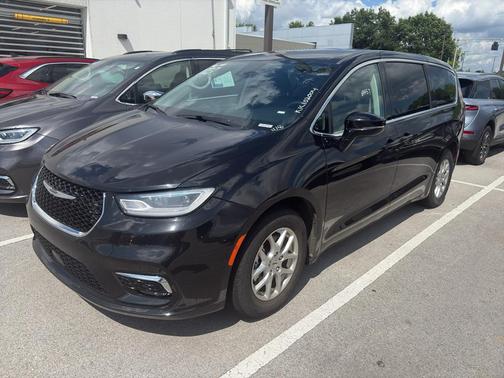 Brilliant Black Crystal Pearlcoat 2024 Chrysler Pacifica Touring-L