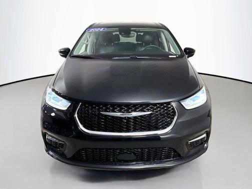 Brilliant Black Crystal Pearlcoat 2024 Chrysler Pacifica Touring-L