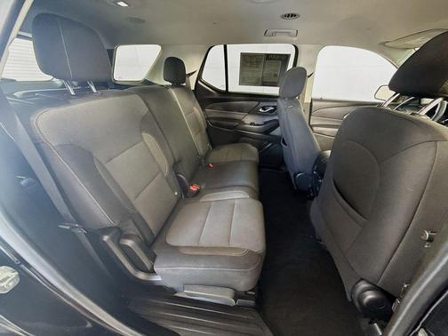 Mosaic Black Metallic 2021 Chevrolet Traverse LS