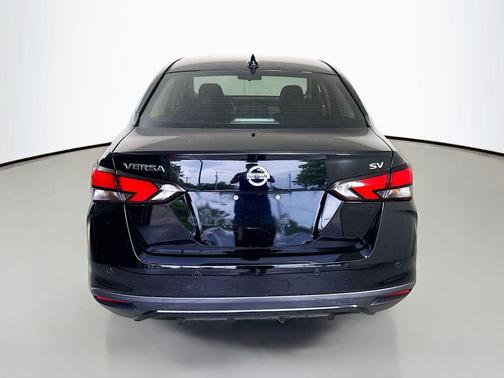 Black 2021 Nissan Versa 1.6 SV