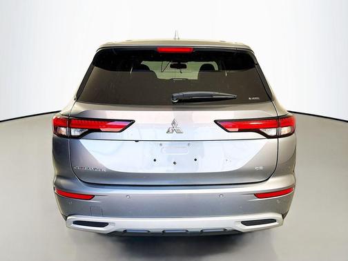 Alloy Silver Metallic 2024 Mitsubishi Outlander SE