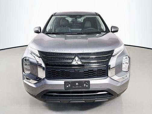 Alloy Silver Metallic 2024 Mitsubishi Outlander SE