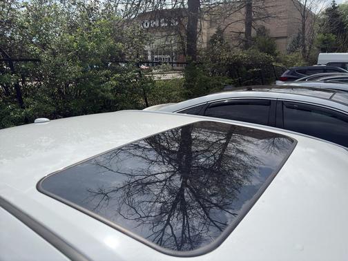 Super White 2017 Toyota Camry SE