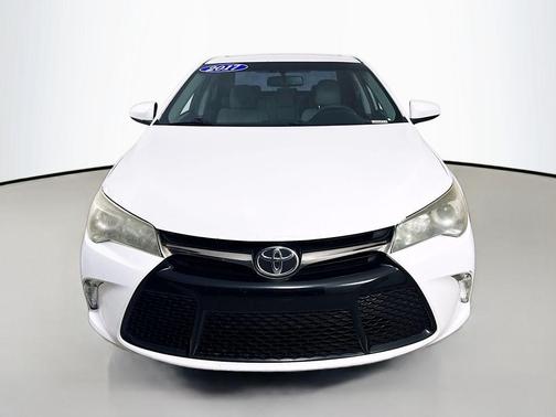 Super White 2017 Toyota Camry SE